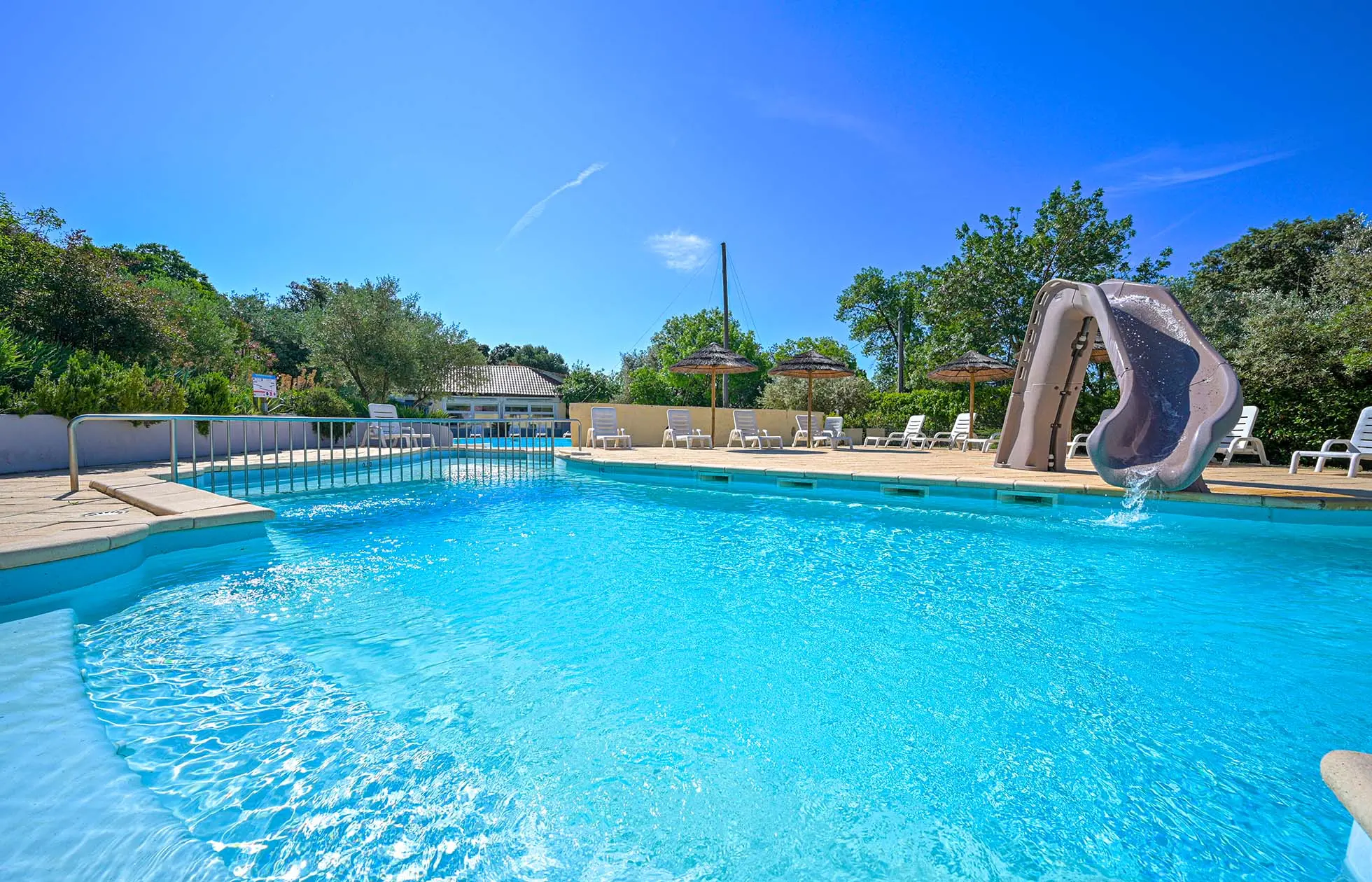 08 - Camping Fondespierre - Piscine