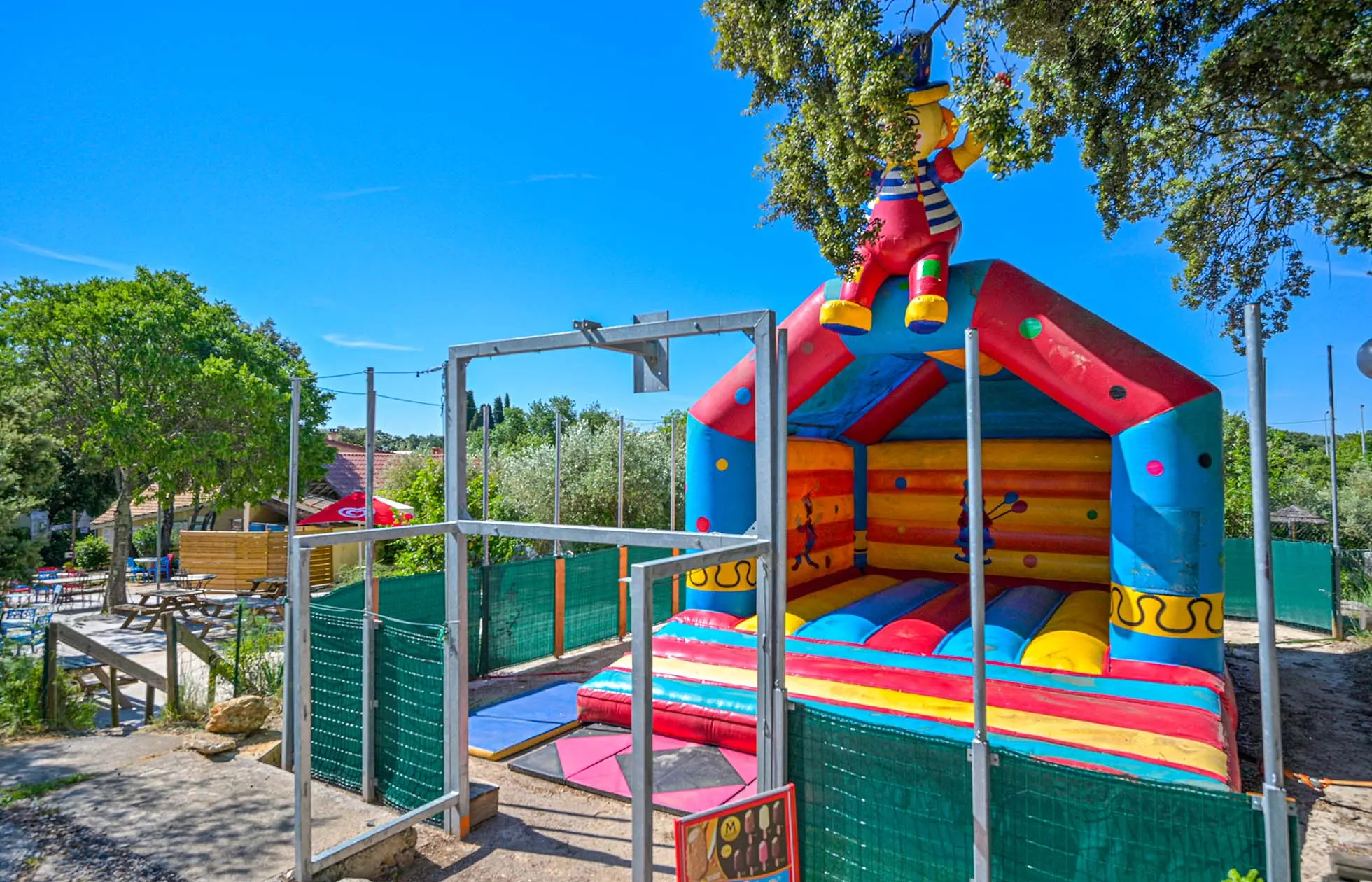 11 - Camping Fondespierre - Aire de jeux
