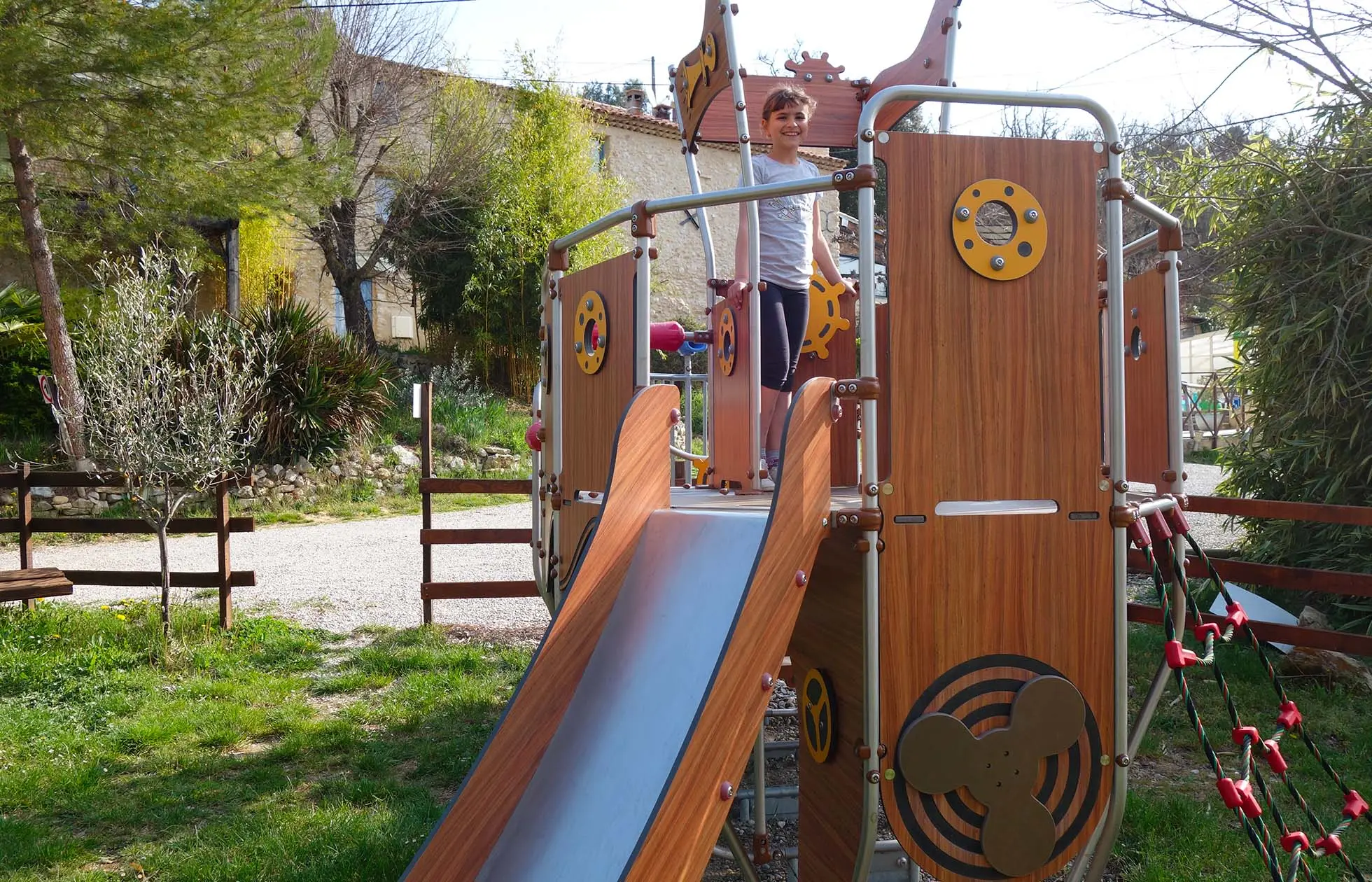 11 - Camping La Beaume - Aire de jeux