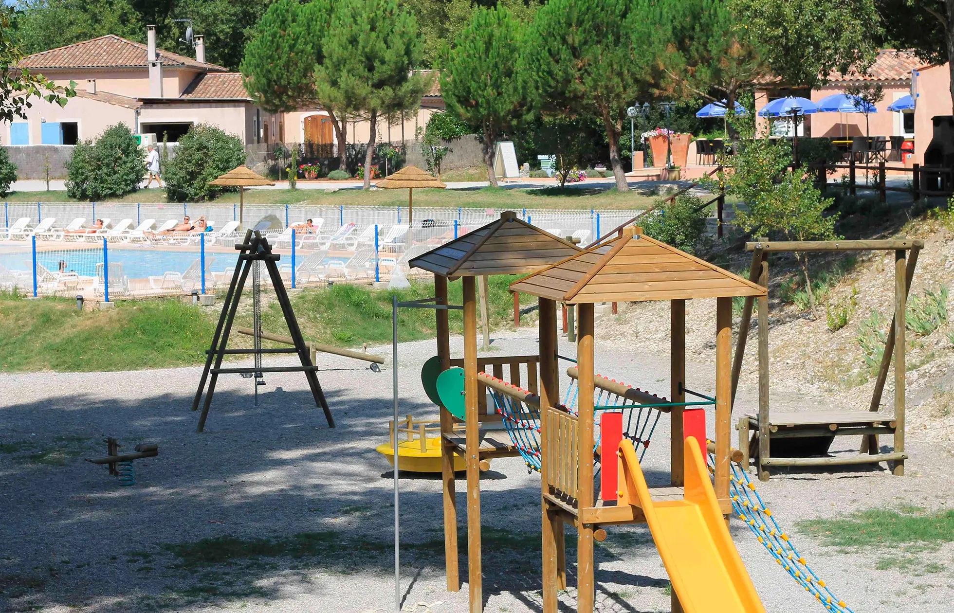 16 - Camping La Rivière - Aire de jeux