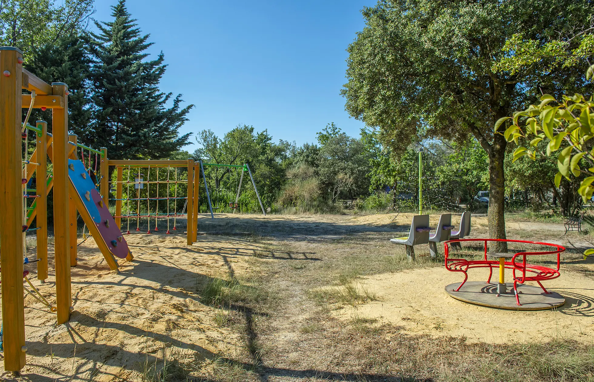 Camping Les Rives de l'Aygues - Aire de jeux 5