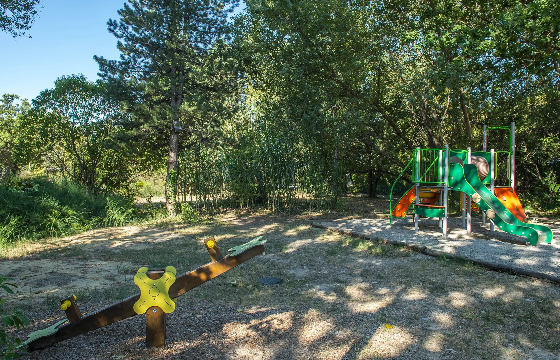 Camping Les Rives de l'Aygues - Aire de jeux 6